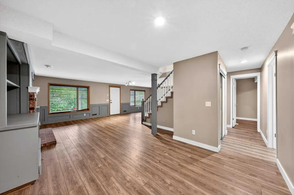 28 Shawfield Way SW Calgary AB T2Y 2X9