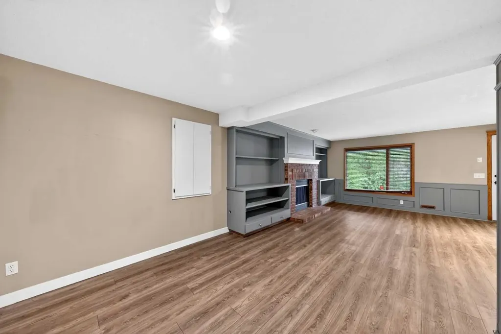 28 Shawfield Way SW Calgary AB T2Y 2X9