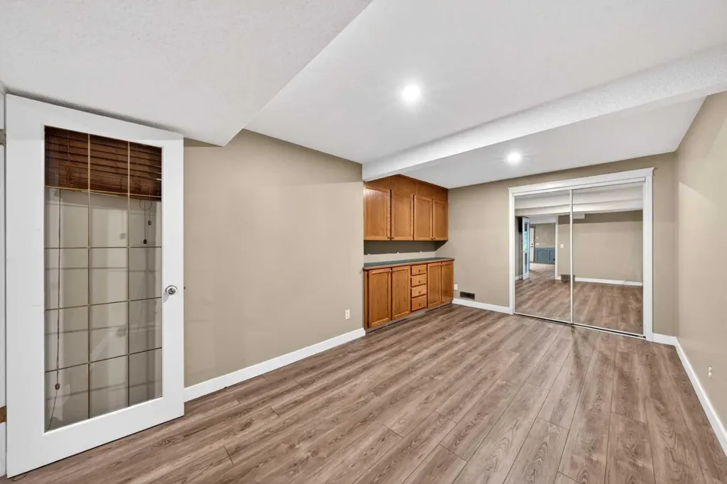 28 Shawfield Way SW Calgary AB T2Y 2X9