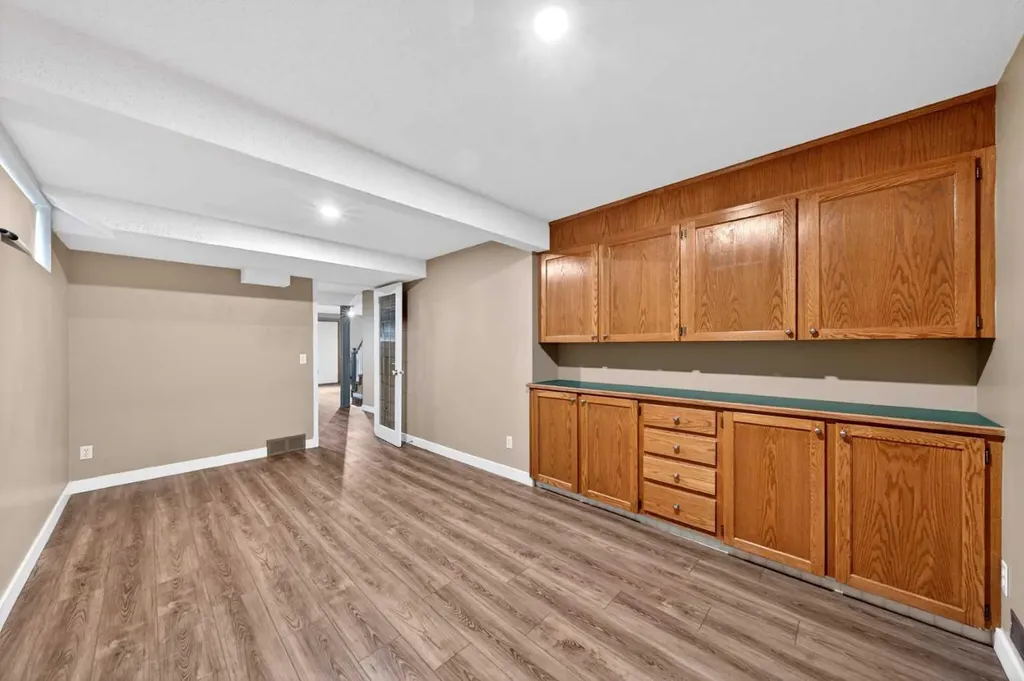 28 Shawfield Way SW Calgary AB T2Y 2X9