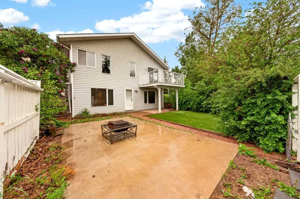 28 Shawfield Way SW Calgary AB T2Y 2X9
