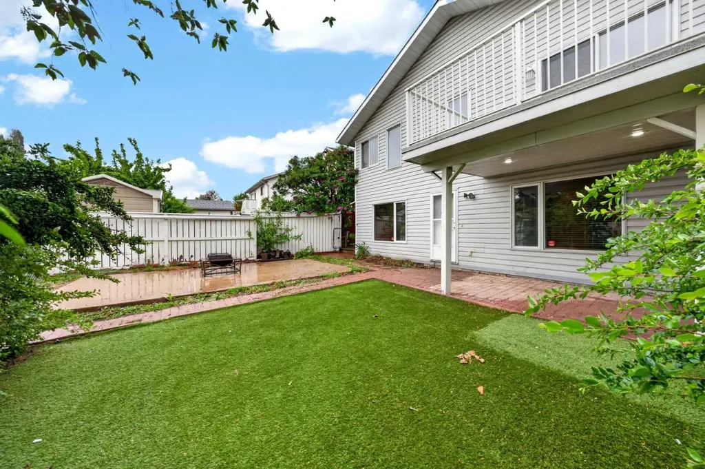 28 Shawfield Way SW Calgary AB T2Y 2X9
