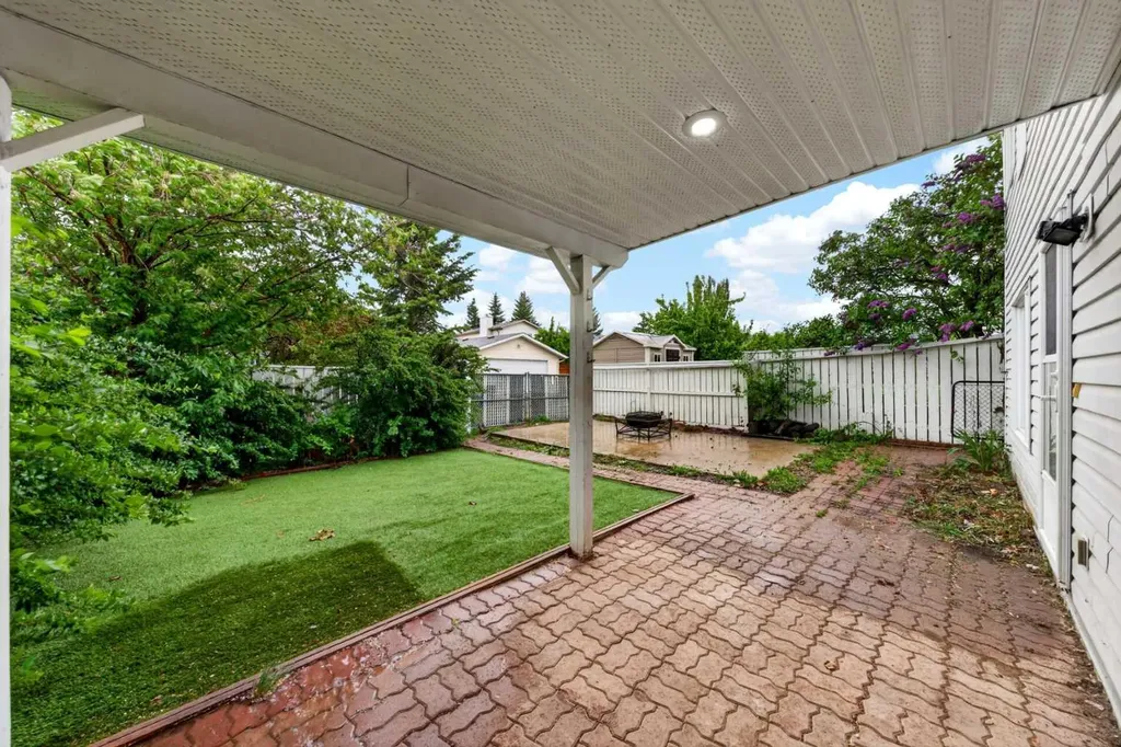 28 Shawfield Way SW Calgary AB T2Y 2X9