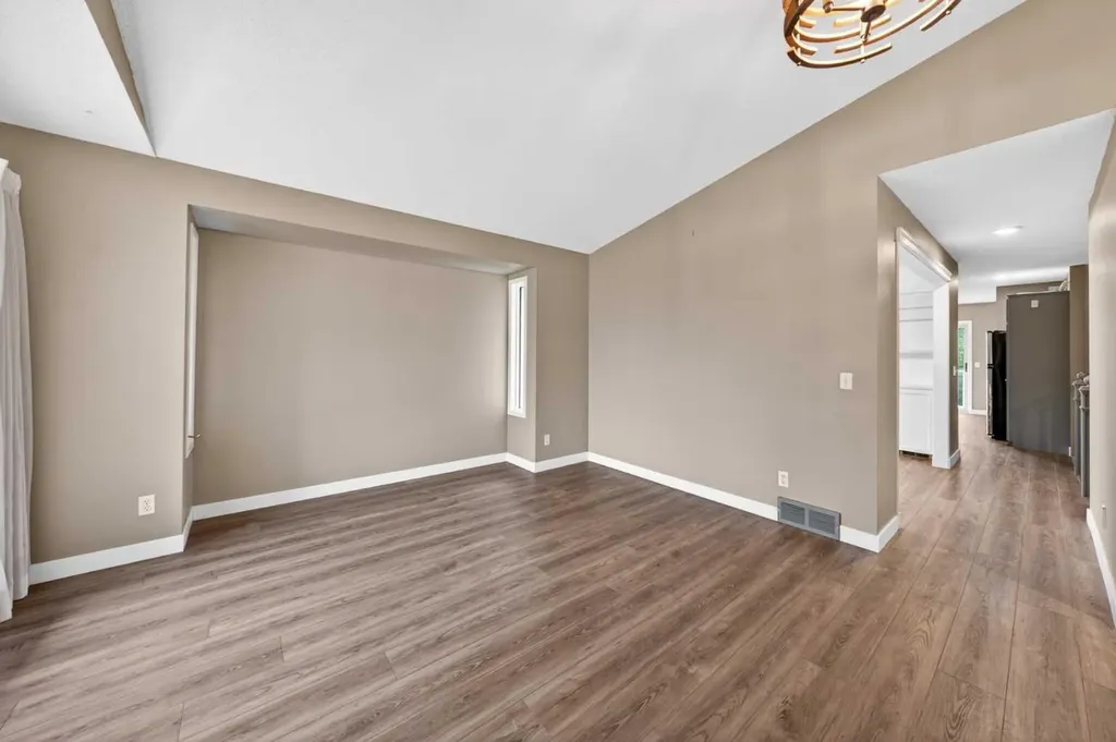 28 Shawfield Way SW Calgary AB T2Y 2X9