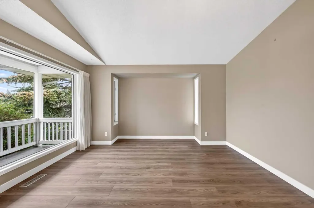 28 Shawfield Way SW Calgary AB T2Y 2X9