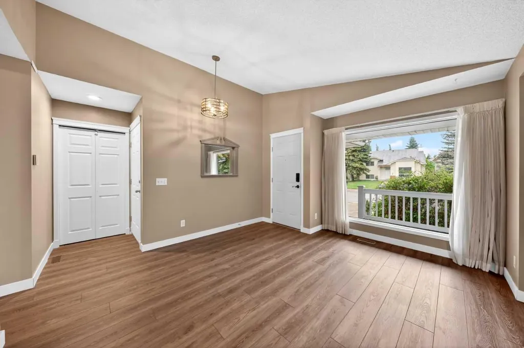 28 Shawfield Way SW Calgary AB T2Y 2X9