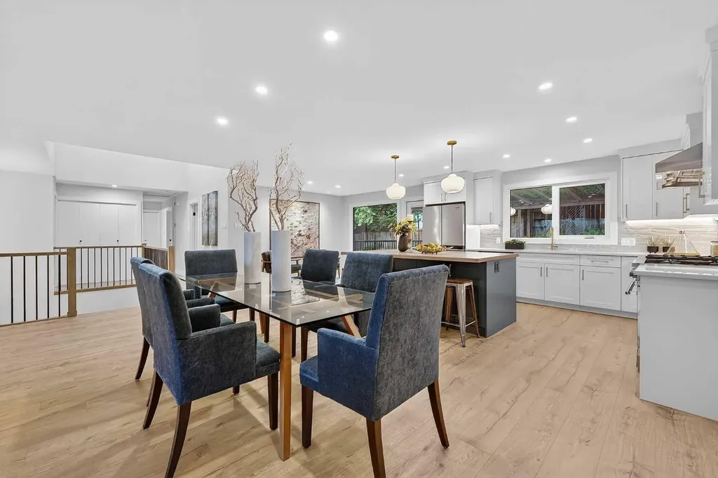 9007 33 Avenue NW Calgary AB T3B 1M2