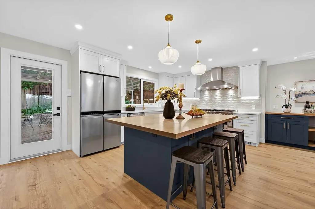 9007 33 Avenue NW Calgary AB T3B 1M2