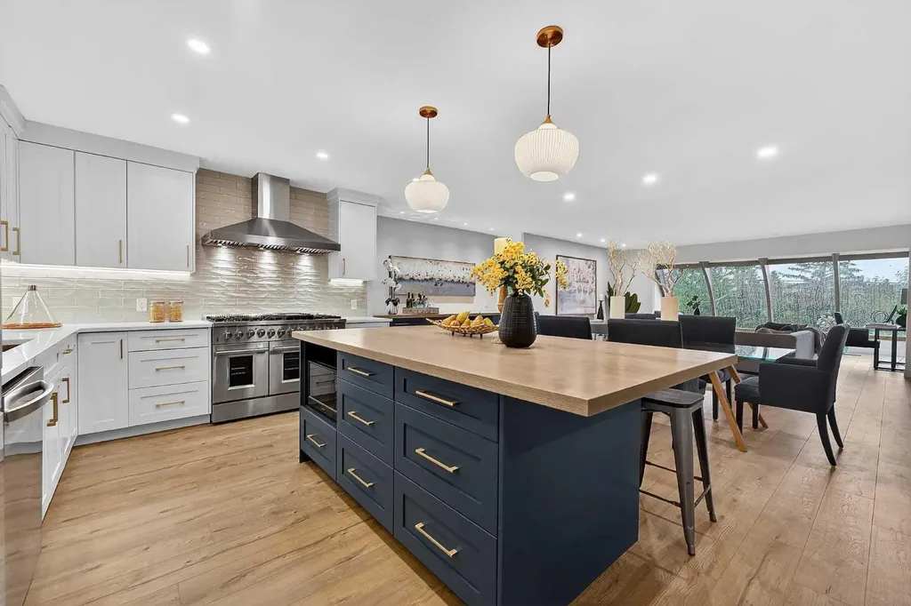 9007 33 Avenue NW Calgary AB T3B 1M2