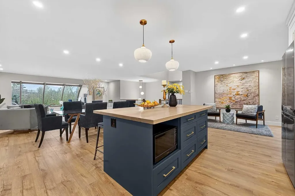 9007 33 Avenue NW Calgary AB T3B 1M2