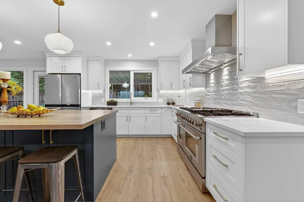 9007 33 Avenue NW Calgary AB T3B 1M2