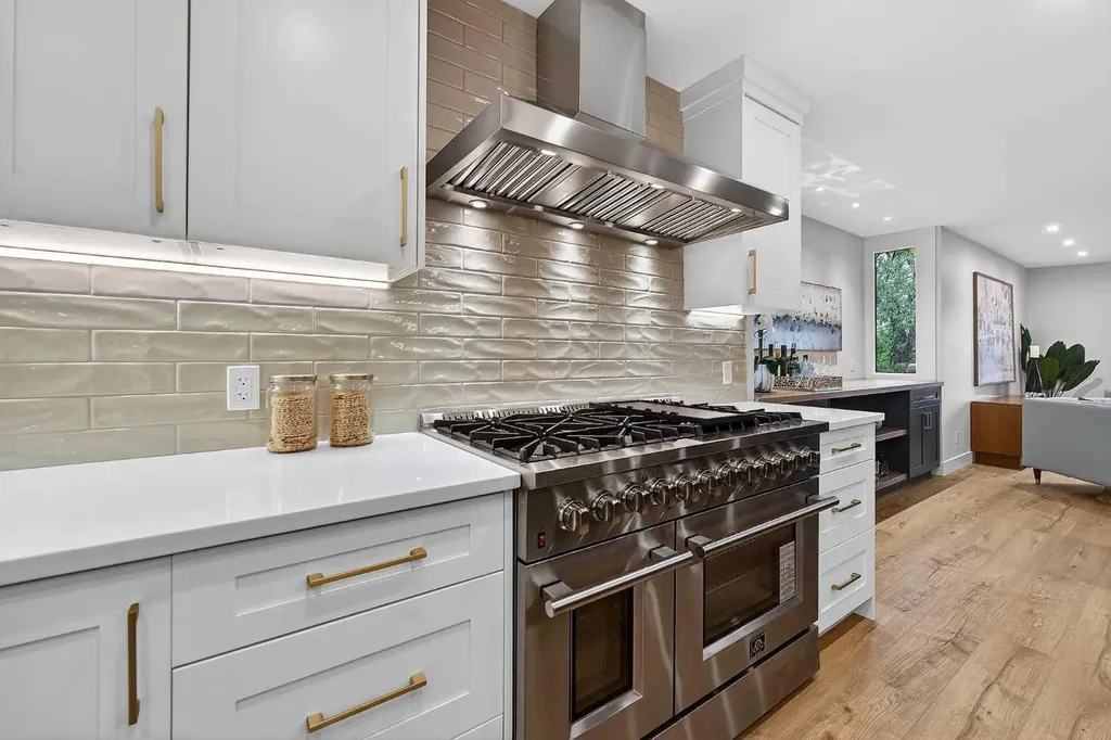 9007 33 Avenue NW Calgary AB T3B 1M2
