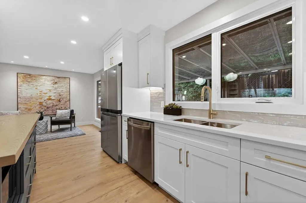 9007 33 Avenue NW Calgary AB T3B 1M2