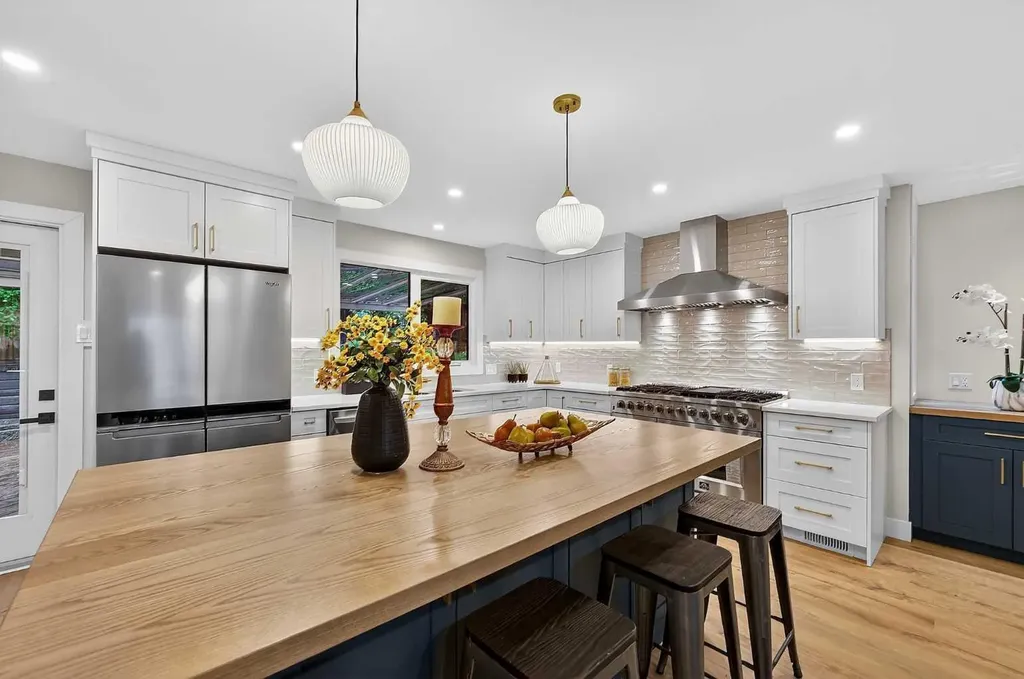 9007 33 Avenue NW Calgary AB T3B 1M2