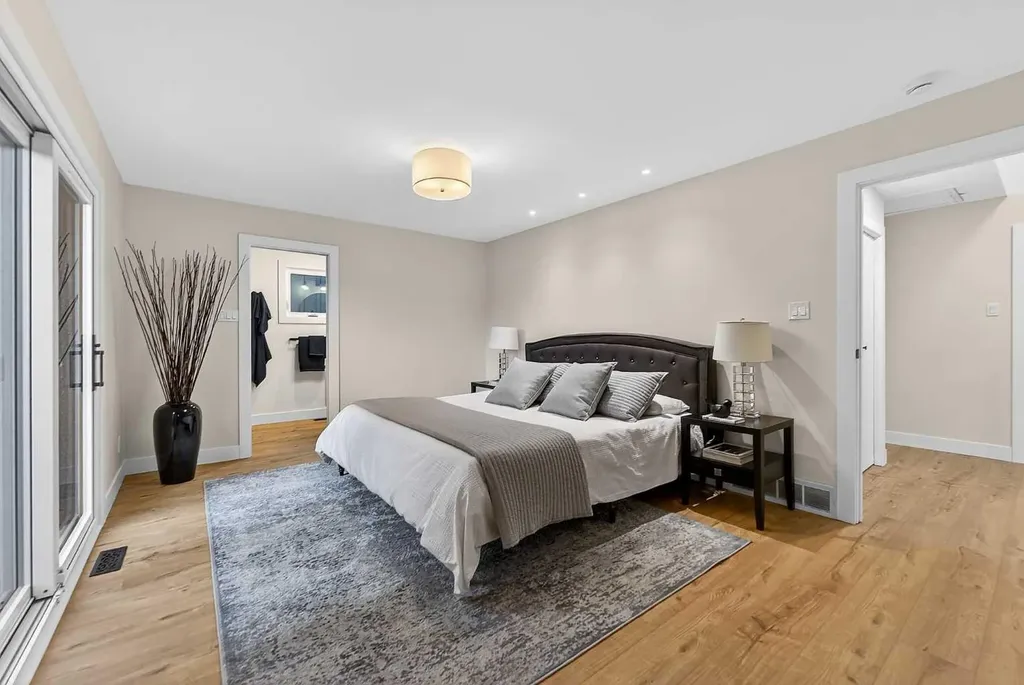 9007 33 Avenue NW Calgary AB T3B 1M2