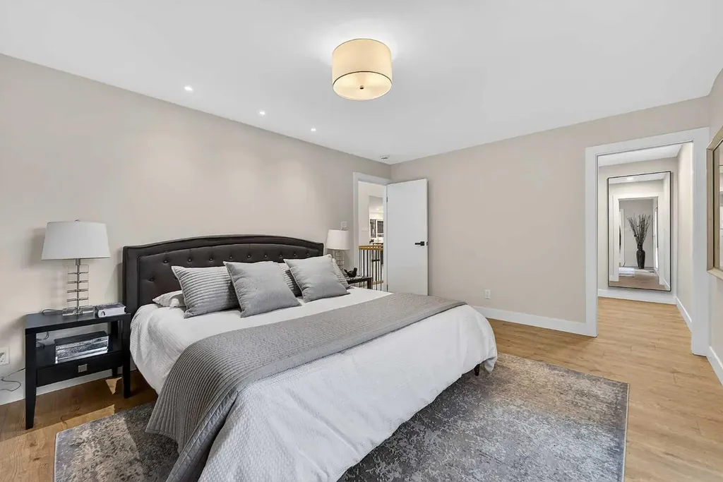 9007 33 Avenue NW Calgary AB T3B 1M2