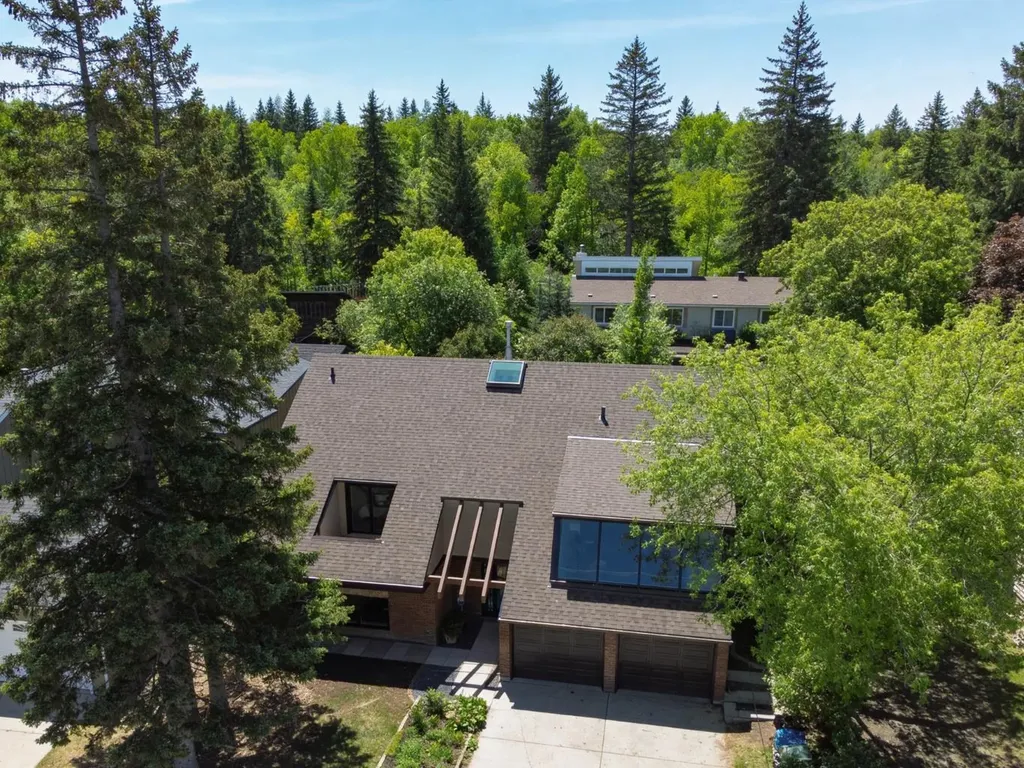 9007 33 Avenue NW Calgary AB T3B 1M2