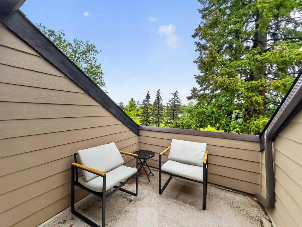 9007 33 Avenue NW Calgary AB T3B 1M2