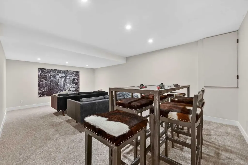 9007 33 Avenue NW Calgary AB T3B 1M2