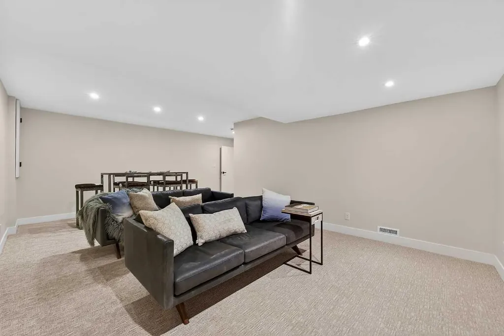 9007 33 Avenue NW Calgary AB T3B 1M2