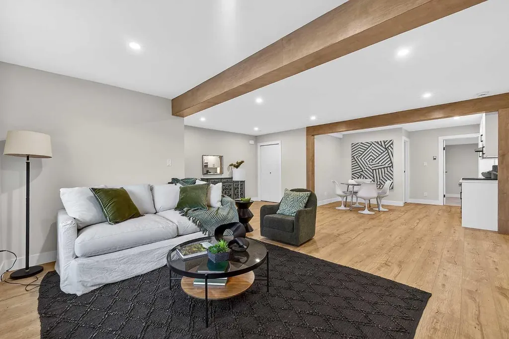 9007 33 Avenue NW Calgary AB T3B 1M2