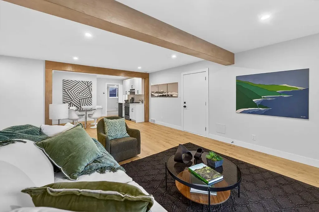 9007 33 Avenue NW Calgary AB T3B 1M2