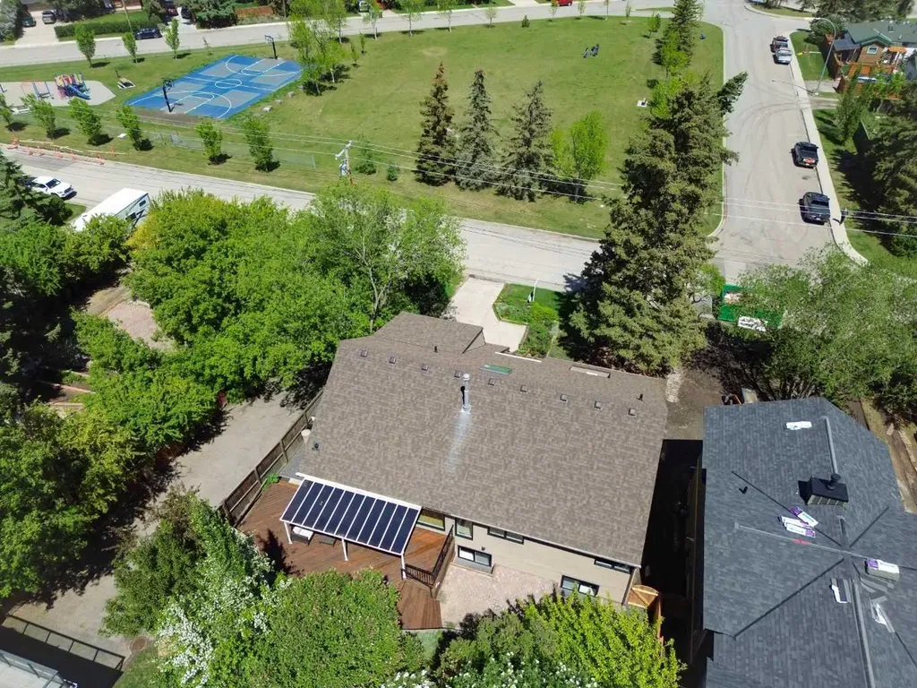 9007 33 Avenue NW Calgary AB T3B 1M2