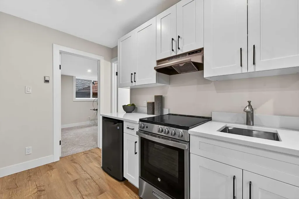 9007 33 Avenue NW Calgary AB T3B 1M2