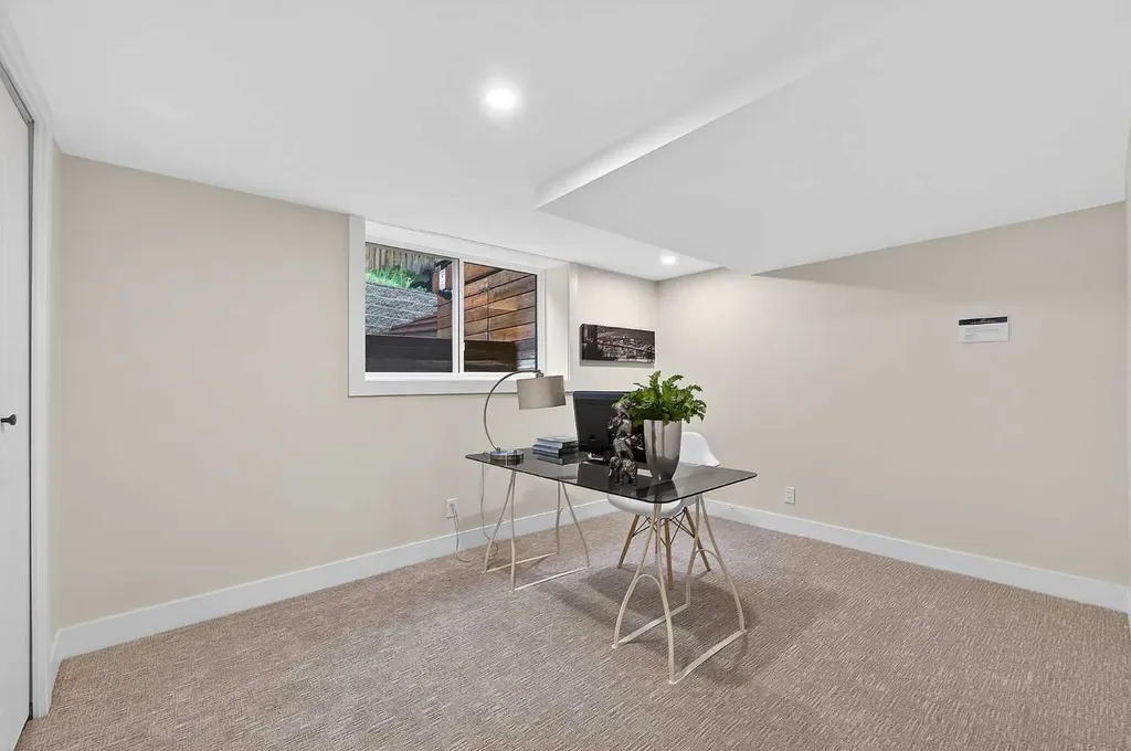 9007 33 Avenue NW Calgary AB T3B 1M2