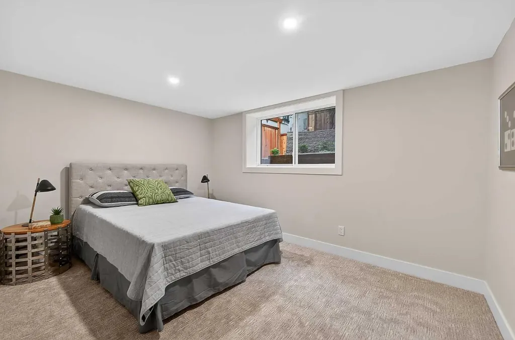 9007 33 Avenue NW Calgary AB T3B 1M2