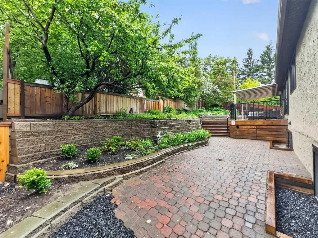 9007 33 Avenue NW Calgary AB T3B 1M2
