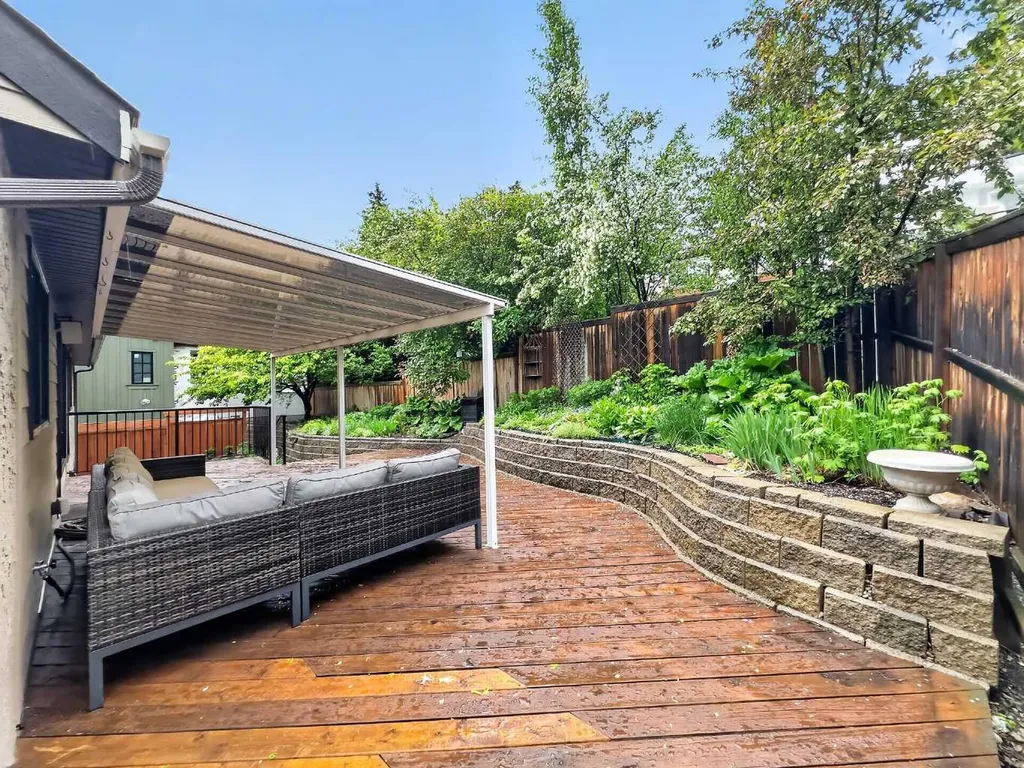 9007 33 Avenue NW Calgary AB T3B 1M2