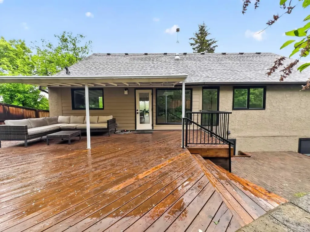 9007 33 Avenue NW Calgary AB T3B 1M2