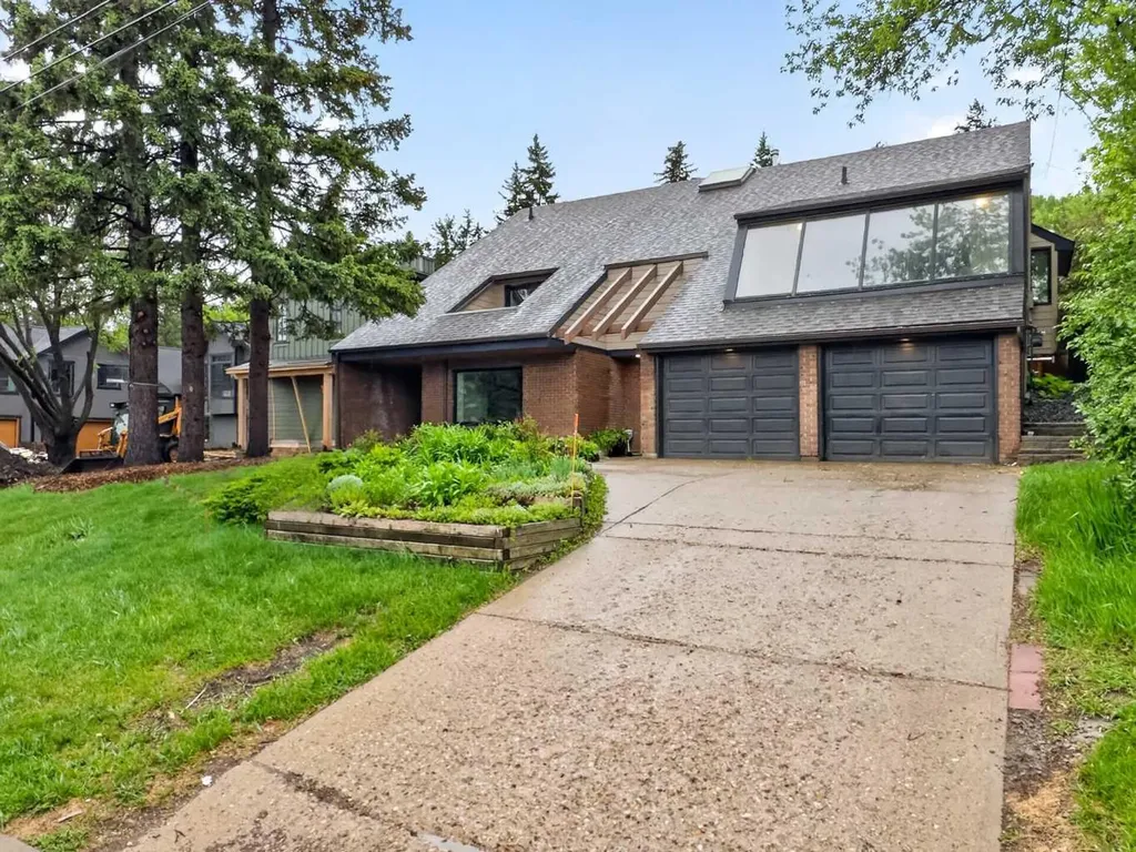 9007 33 Avenue NW Calgary AB T3B 1M2