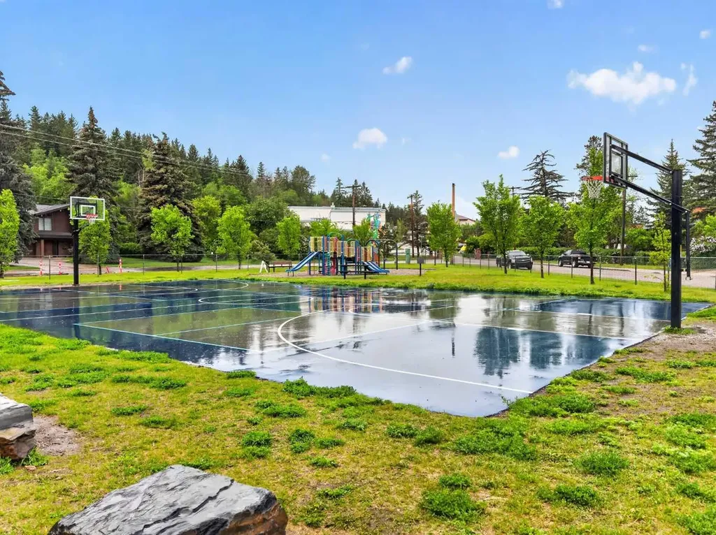 9007 33 Avenue NW Calgary AB T3B 1M2