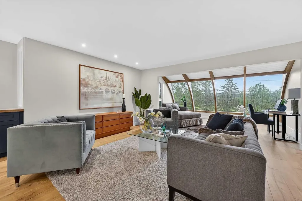 9007 33 Avenue NW Calgary AB T3B 1M2