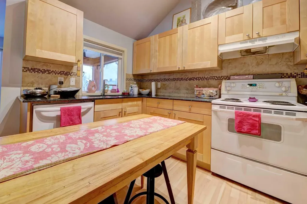 2526 16 Street SE Calgary AB T2G 3R3