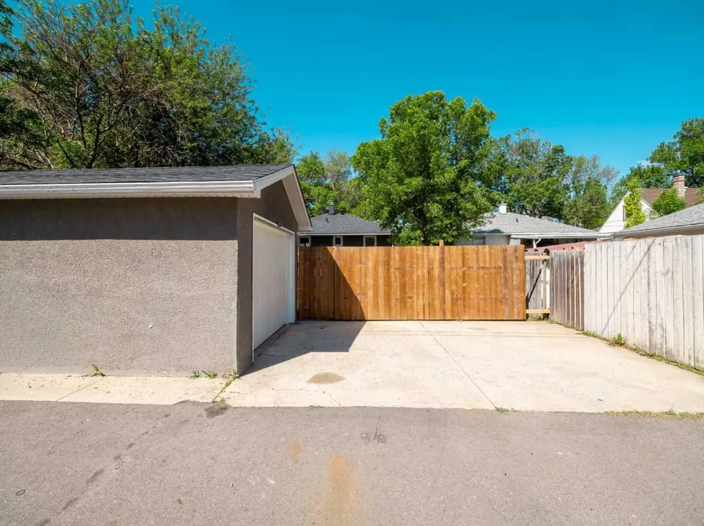1025 12 Street S Lethbridge AB T1K 1P9