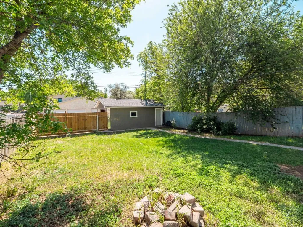 1025 12 Street S Lethbridge AB T1K 1P9