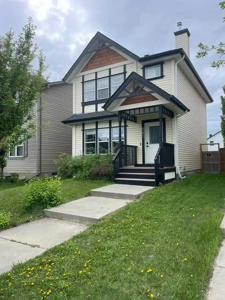 681 Evermeadow Road SW Calgary AB T2Y4W7
