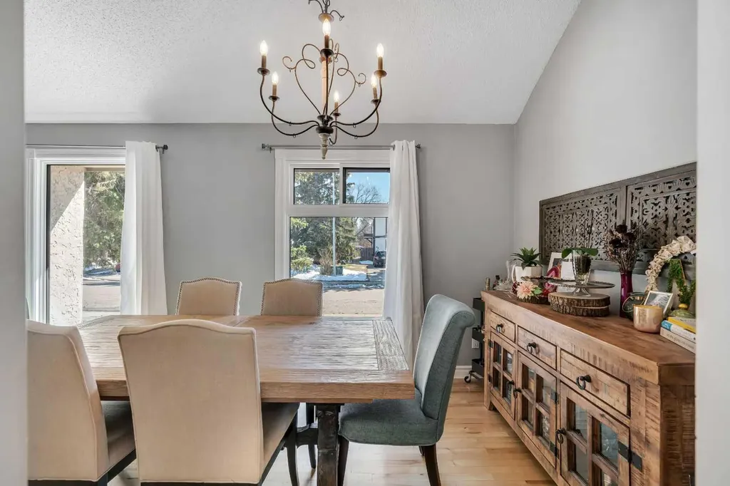 12 Oakvale Place SW Calgary AB T2V 1H4