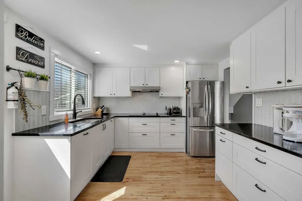 12 Oakvale Place SW Calgary AB T2V 1H4
