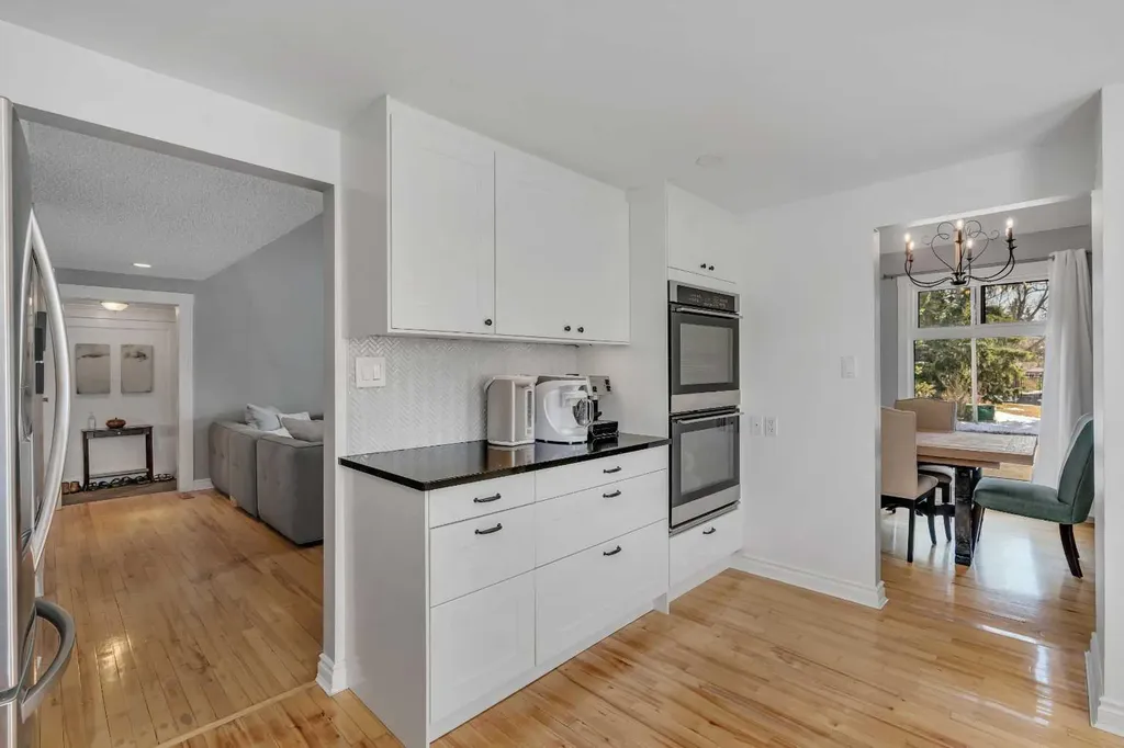 12 Oakvale Place SW Calgary AB T2V 1H4