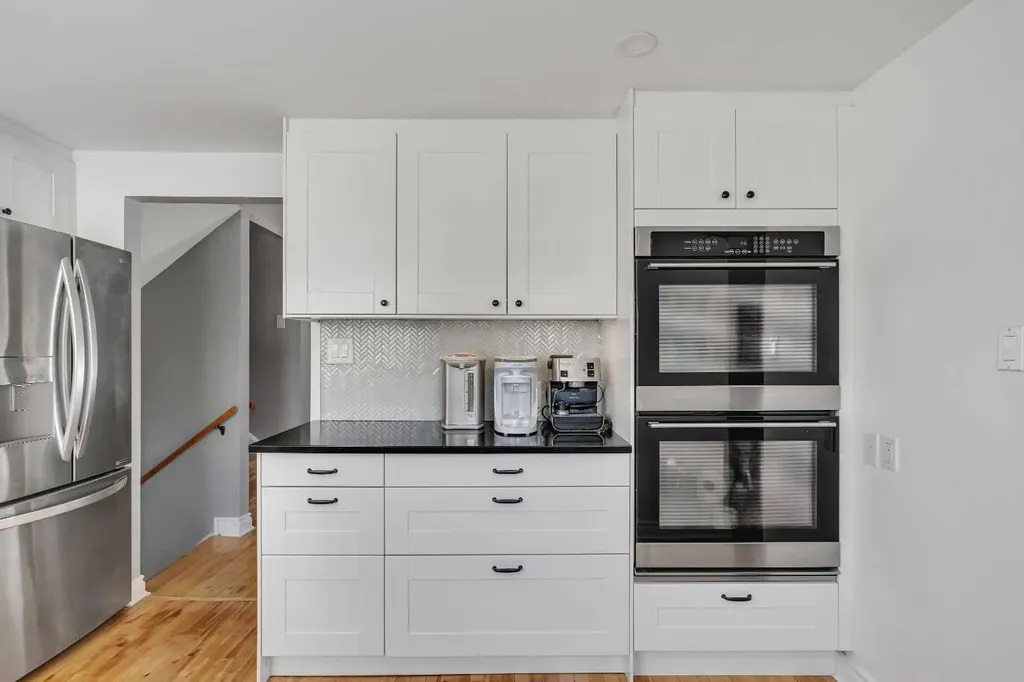 12 Oakvale Place SW Calgary AB T2V 1H4