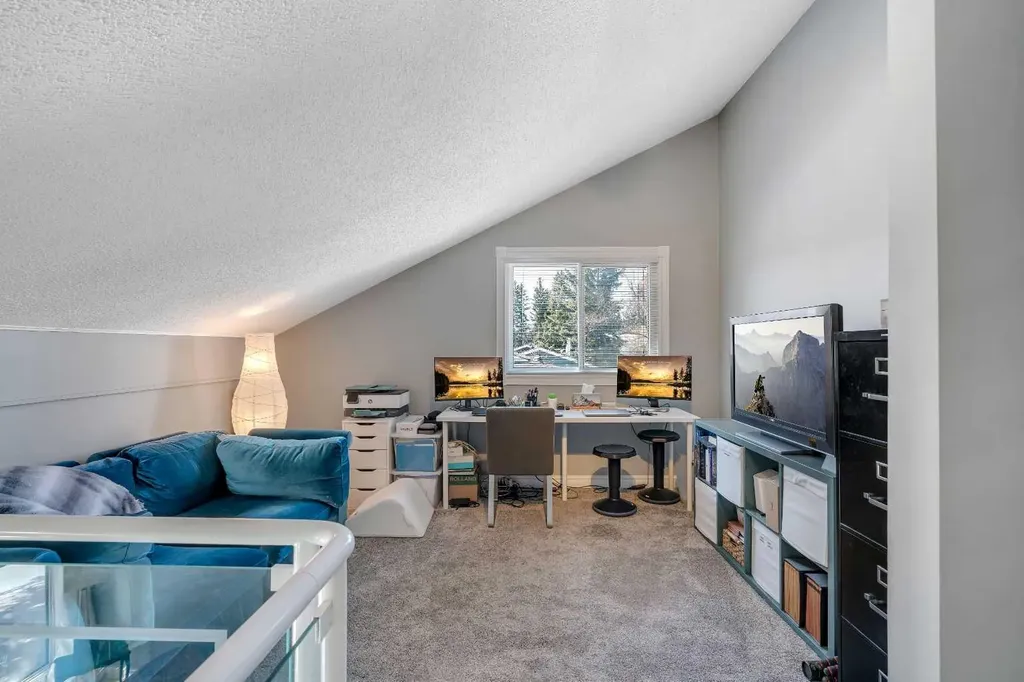 12 Oakvale Place SW Calgary AB T2V 1H4