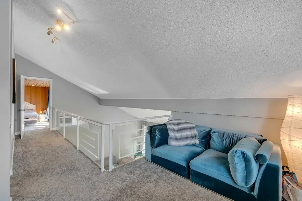 12 Oakvale Place SW Calgary AB T2V 1H4