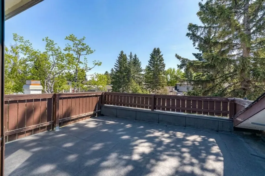 12 Oakvale Place SW Calgary AB T2V 1H4