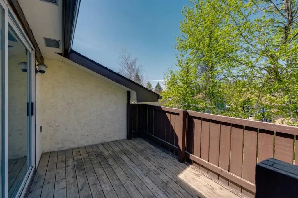 12 Oakvale Place SW Calgary AB T2V 1H4