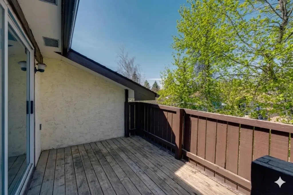 12 Oakvale Place SW Calgary AB T2V 1H4