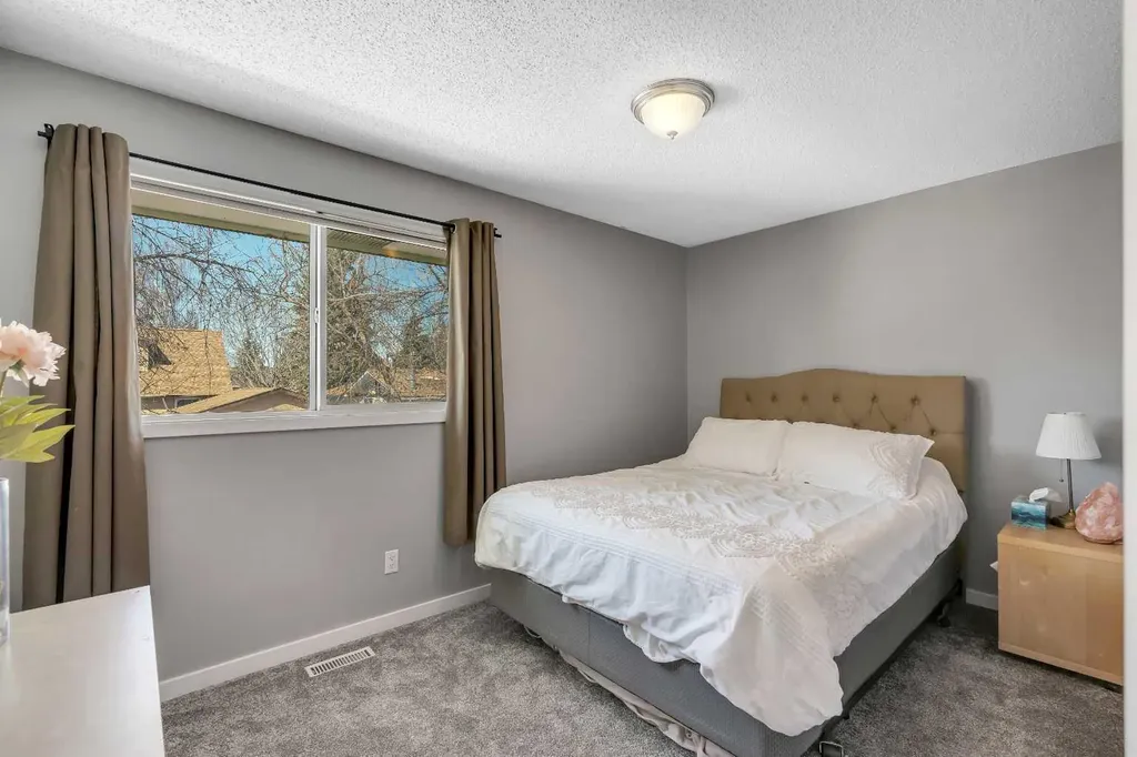 12 Oakvale Place SW Calgary AB T2V 1H4